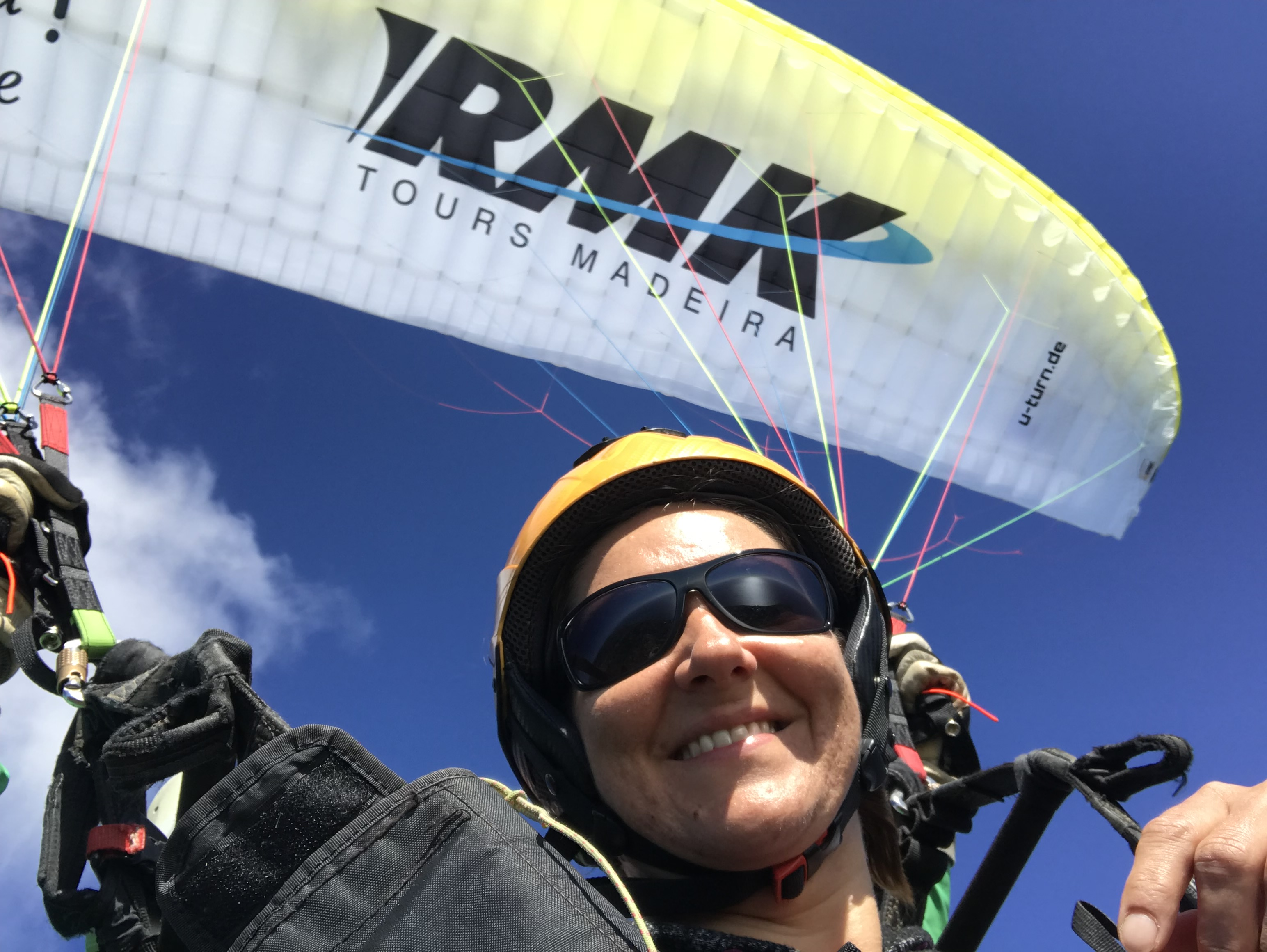 Ramona beim Tandem-Paragleiten
